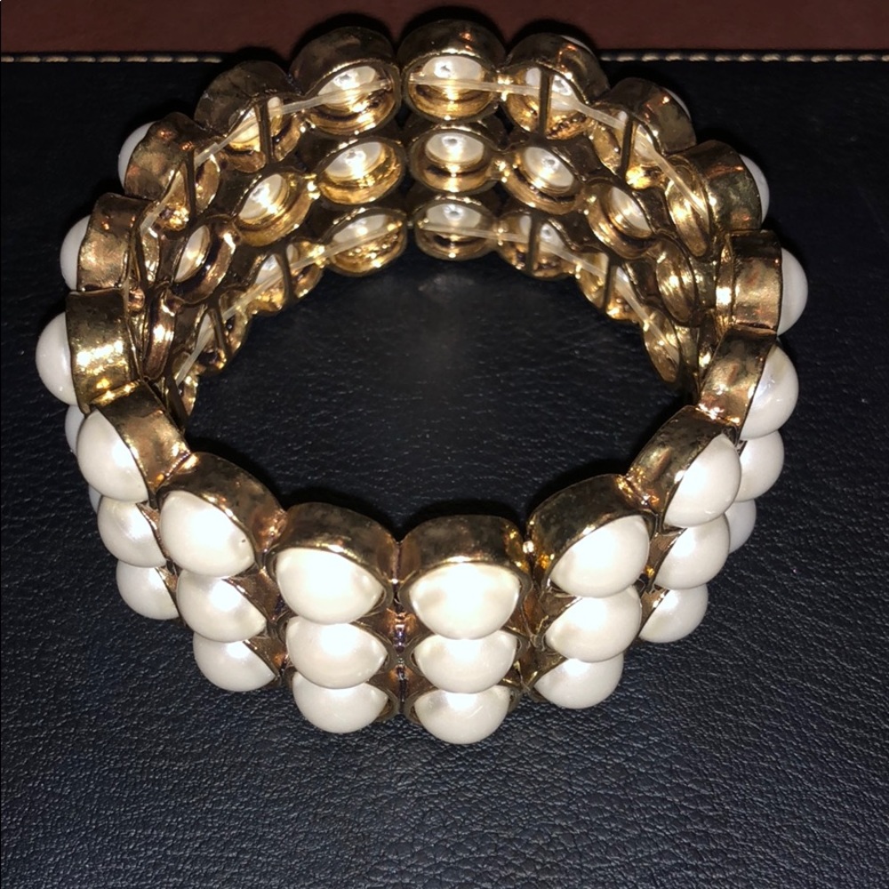 Gold and pearl bangle